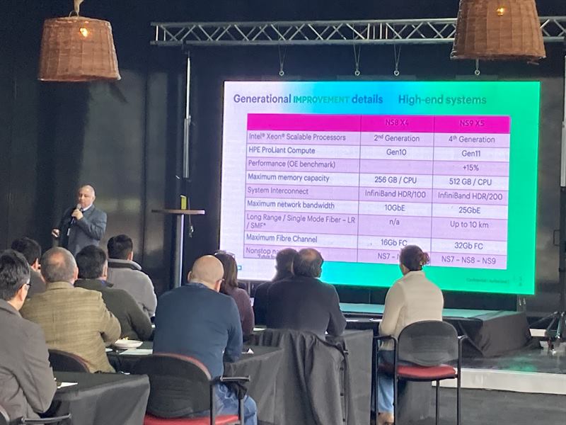 Orador presentando una comparación entre generaciones de sistemas HPE Nonstop de gama alta